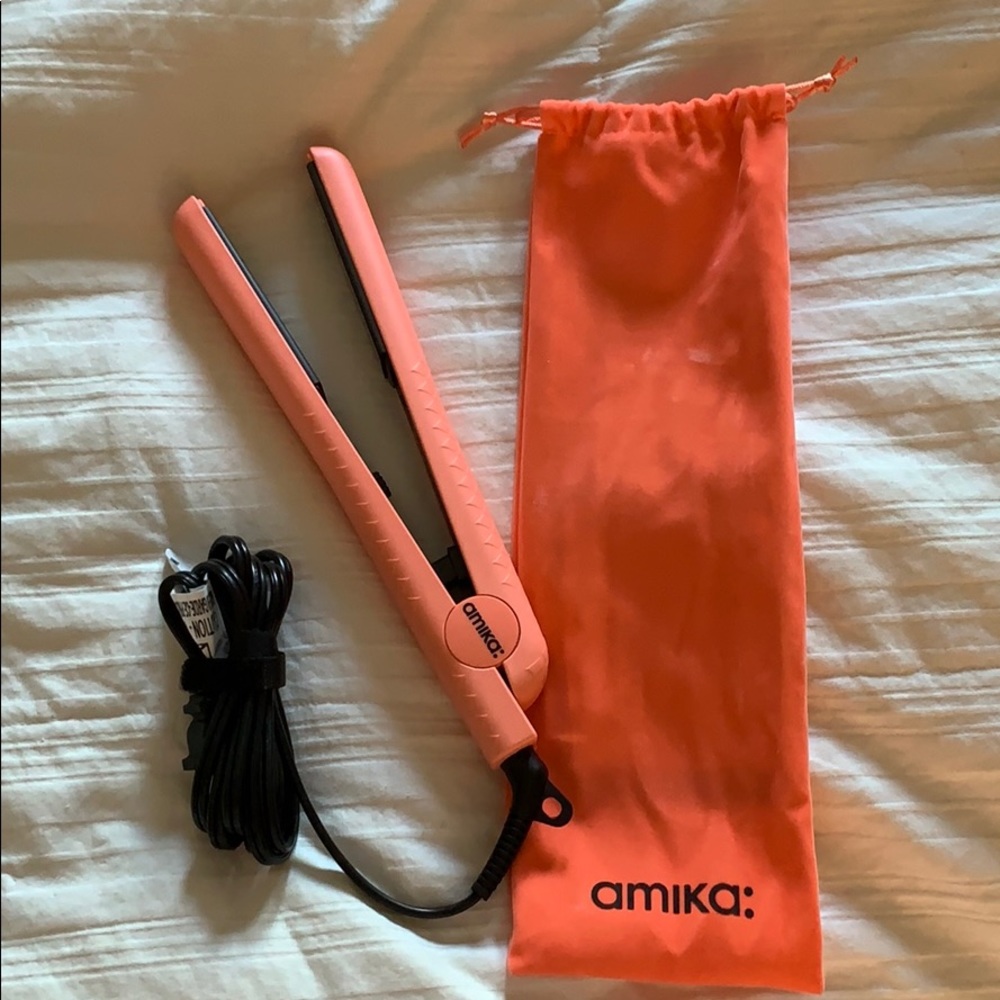 Amika straightener